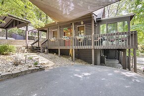 3 Mi to Table Rock Lake: Cabin w/ Fire Pit!
