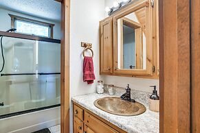 3 Mi to Table Rock Lake: Cabin w/ Fire Pit!