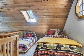 3 Mi to Table Rock Lake: Cabin w/ Fire Pit!