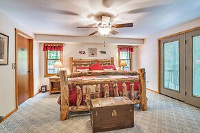 3 Mi to Table Rock Lake: Cabin w/ Fire Pit!