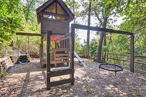 3 Mi to Table Rock Lake: Cabin w/ Fire Pit!