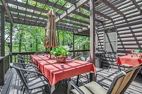 3 Mi to Table Rock Lake: Cabin w/ Fire Pit!