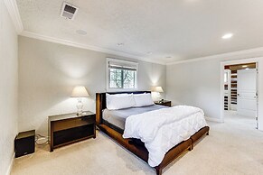 8 Mi to Jacksonville: Oregon Getaway w/ Deck!