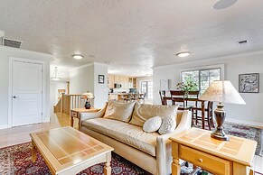 8 Mi to Jacksonville: Oregon Getaway w/ Deck!