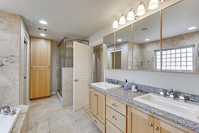 8 Mi to Jacksonville: Oregon Getaway w/ Deck!