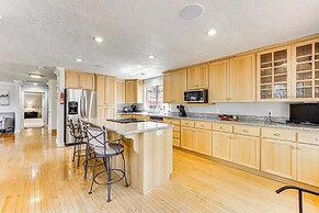 8 Mi to Jacksonville: Oregon Getaway w/ Deck!