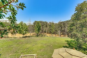 8 Mi to Jacksonville: Oregon Getaway w/ Deck!