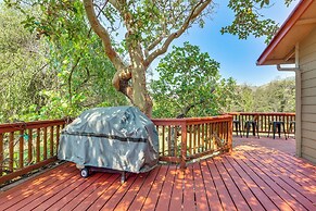 8 Mi to Jacksonville: Oregon Getaway w/ Deck!