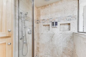 8 Mi to Jacksonville: Oregon Getaway w/ Deck!