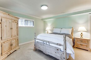 8 Mi to Jacksonville: Oregon Getaway w/ Deck!