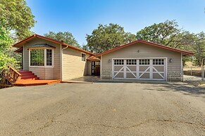 8 Mi to Jacksonville: Oregon Getaway w/ Deck!