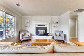 8 Mi to Jacksonville: Oregon Getaway w/ Deck!