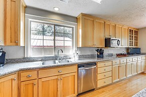 8 Mi to Jacksonville: Oregon Getaway w/ Deck!