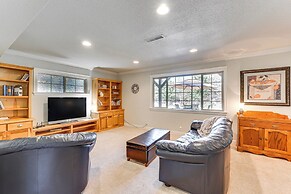 8 Mi to Jacksonville: Oregon Getaway w/ Deck!