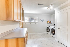 8 Mi to Jacksonville: Oregon Getaway w/ Deck!