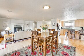 8 Mi to Jacksonville: Oregon Getaway w/ Deck!