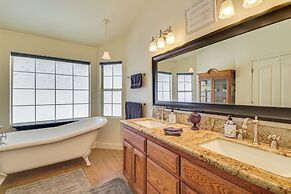 1 Mi to Applegate Park Zoo: Pet-friendly Home