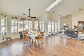 1 Mi to Applegate Park Zoo: Pet-friendly Home