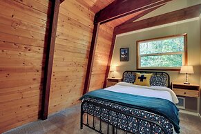 Rhododendron Family Cabin: Hot Tub & Deck!