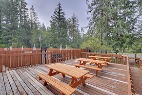 Rhododendron Family Cabin: Hot Tub & Deck!