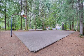 Rhododendron Family Cabin: Hot Tub & Deck!