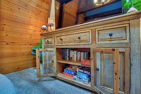 Rhododendron Family Cabin: Hot Tub & Deck!