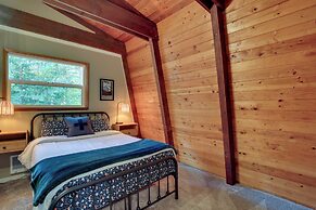 Rhododendron Family Cabin: Hot Tub & Deck!