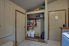 Rhododendron Family Cabin: Hot Tub & Deck!