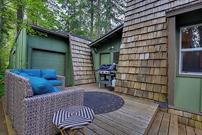 Rhododendron Family Cabin: Hot Tub & Deck!