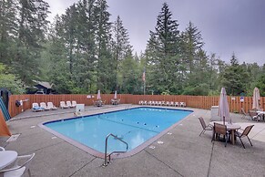 Rhododendron Family Cabin: Hot Tub & Deck!