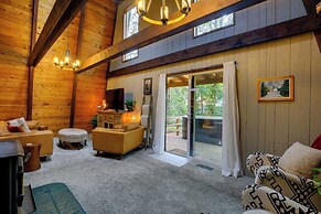 Rhododendron Family Cabin: Hot Tub & Deck!