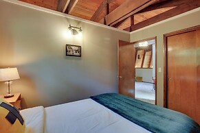 Rhododendron Family Cabin: Hot Tub & Deck!