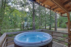 Rhododendron Family Cabin: Hot Tub & Deck!