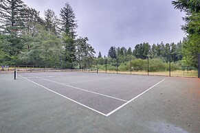 Rhododendron Family Cabin: Hot Tub & Deck!