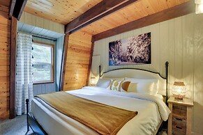 Rhododendron Family Cabin: Hot Tub & Deck!