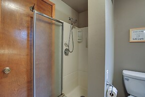 Rhododendron Family Cabin: Hot Tub & Deck!