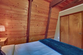 Rhododendron Family Cabin: Hot Tub & Deck!