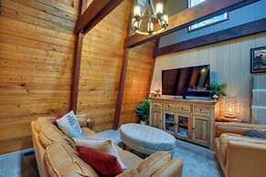 Rhododendron Family Cabin: Hot Tub & Deck!