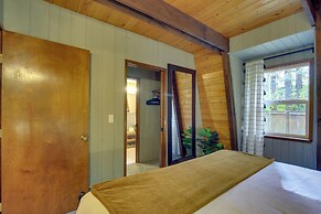 Rhododendron Family Cabin: Hot Tub & Deck!