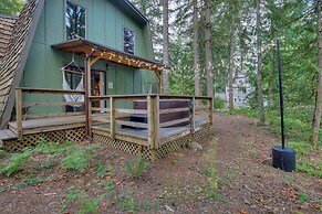 Rhododendron Family Cabin: Hot Tub & Deck!
