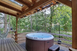 Rhododendron Family Cabin: Hot Tub & Deck!