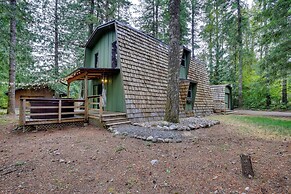 Rhododendron Family Cabin: Hot Tub & Deck!