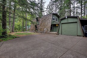 Rhododendron Family Cabin: Hot Tub & Deck!