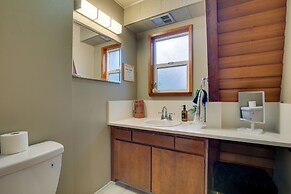 Rhododendron Family Cabin: Hot Tub & Deck!