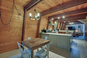 Rhododendron Family Cabin: Hot Tub & Deck!
