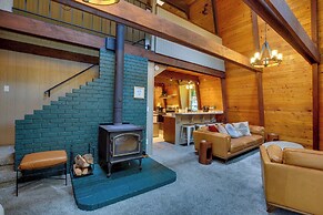 Rhododendron Family Cabin: Hot Tub & Deck!