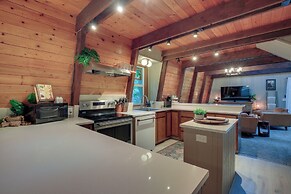 Rhododendron Family Cabin: Hot Tub & Deck!