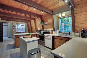 Rhododendron Family Cabin: Hot Tub & Deck!