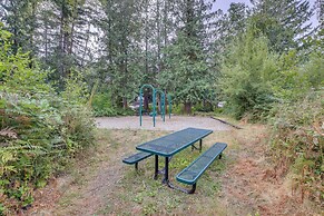Rhododendron Family Cabin: Hot Tub & Deck!