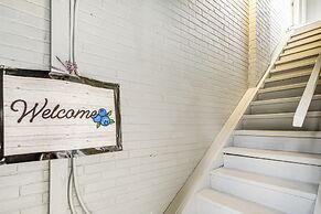 Walkable Barberton Apartment: 9 Mi to Akron!